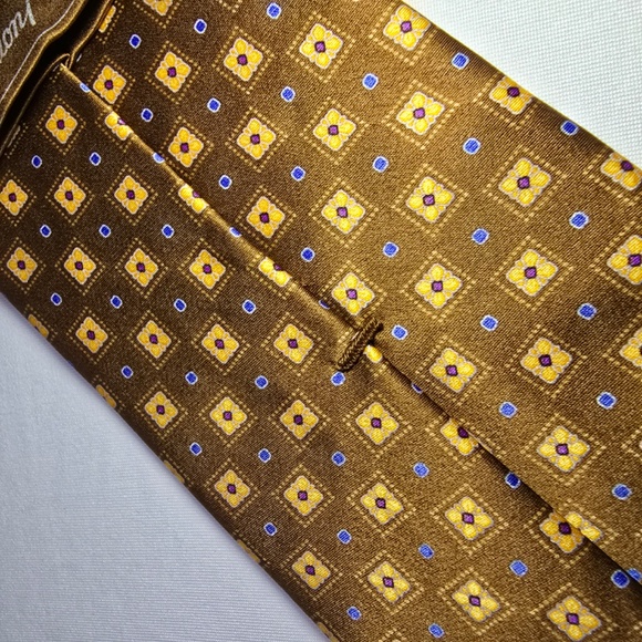 Exquisite BRIONI Mens Silk Necktie: A Timeless Geometric Foulard in Brown, Gold - Picture 6 of 13